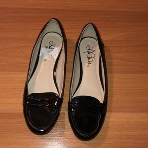 Black flat shoes